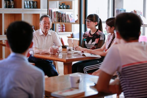 李乐民院士与同学们交流.jpg 李乐民院士与同学们交流.jpg
